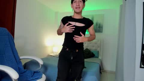 Snapshot of elliotazer chatting on January 8, 2026, 11:51 pm Elliot online show from January 8, 2026, 11:51 pm