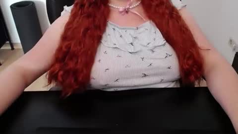 Snapshot of elly_petite chatting on May 18, 2026, 12:55 pm Elly online show from May 18, 2026, 12:55 pm