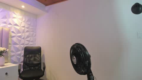 Ellye online show from July 14, 2026, 12:22 pm