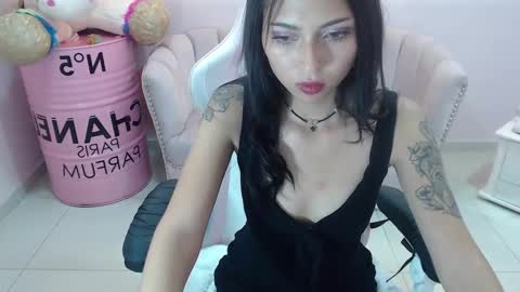 Snapshot of elody_a chatting on February 4, 2025, 3:33 am Elody online show from February 4, 2025, 3:33 am