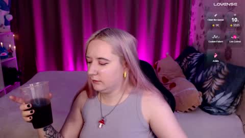 Snapshot of elovinora chatting on December 17, 2024, 8:10 pm Ela give me a thumbs up if you like it  and this is important for the development of the account online show from December 17, 2024, 8:10 pm