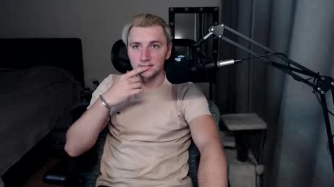 Snapshot of elvin_vaenight chatting on October 7, 2025, 9:56 pm Elvin Vaenight online show from October 7, 2025, 9:56 pm