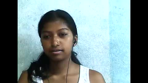 elynah195043 online show from May 9, 2026, 5:07 pm
