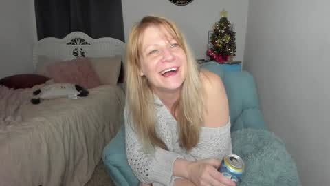 Snapshot of emberpheonixxx chatting on December 20, 2024, 6:29 am Ember Pheonixxx online show from December 20, 2024, 6:29 am