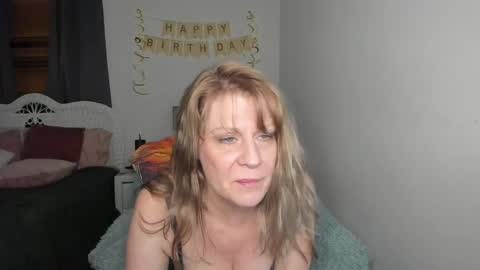 Snapshot of emberpheonixxx chatting on February 25, 2025, 6:36 am Ember Pheonixxx online show from February 25, 2025, 6:36 am