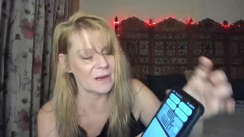 Snapshot of emberpheonixxx chatting on October 23, 2025, 9:13 pm Ember Pheonixxx online show from October 23, 2025, 9:13 pm