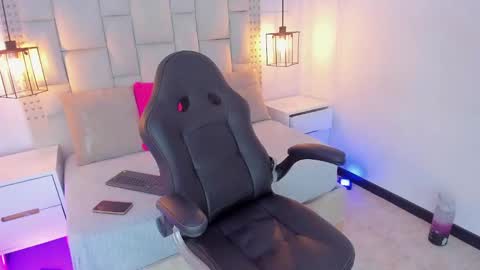 Snapshot of emelie_ch_ chatting on December 4, 2024, 11:02 pm Emily online show from December 4, 2024, 11:02 pm