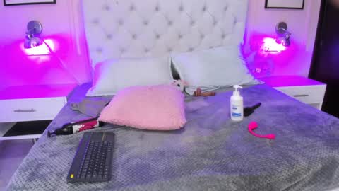 Snapshot of emelie_ch_ chatting on December 6, 2024, 5:42 am Emily online show from December 6, 2024, 5:42 am