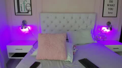 Snapshot of emelie_ch_ chatting on December 7, 2024, 5:15 am Emily online show from December 7, 2024, 5:15 am