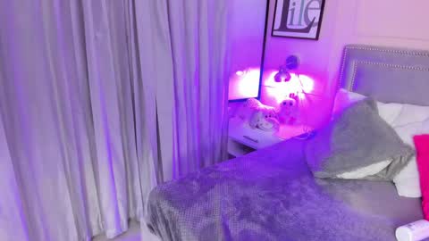 Snapshot of emelie_ch_ chatting on December 20, 2024, 12:52 am Emily online show from December 20, 2024, 12:52 am