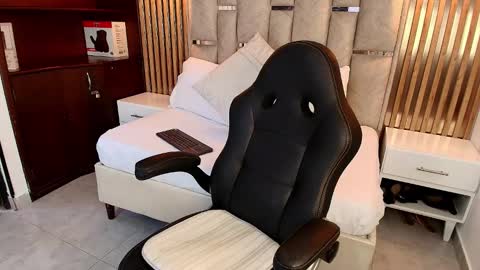 Snapshot of emelie_ch_ chatting on September 17, 2025, 9:38 pm Emily online show from September 17, 2025, 9:38 pm