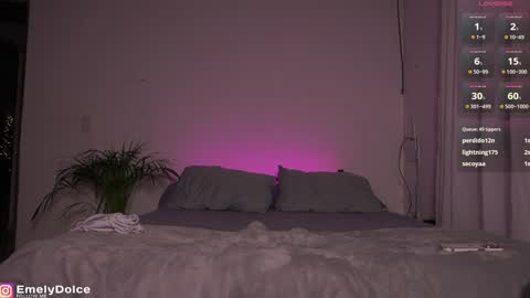 Snapshot of emely_dolce chatting on December 16, 2024, 3:30 am ana online show from December 16, 2024, 3:30 am