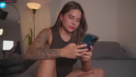 Snapshot of emely_dolce chatting on December 17, 2025, 11:44 pm ana online show from December 17, 2025, 11:44 pm