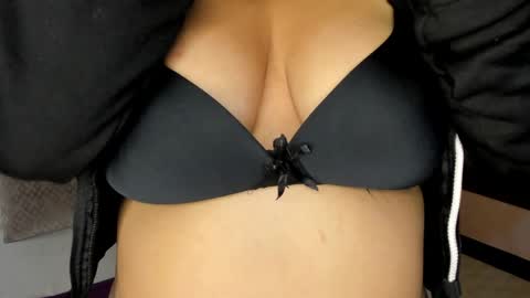 Emely online show from April 5, 2026, 3:47 am