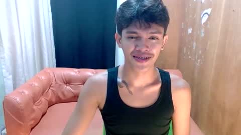 Snapshot of emerald_cummer chatting on December 19, 2025, 1:12 am emerald_cummer online show from December 19, 2025, 1:12 am