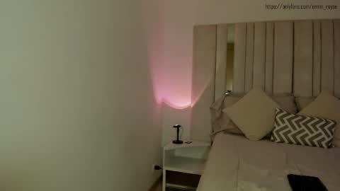 emi_royse online show from December 17, 2024, 5:58 pm