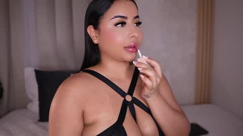 Snapshot of emiily_bell chatting on January 12, 2025, 1:53 am    online show from January 12, 2025, 1:53 am