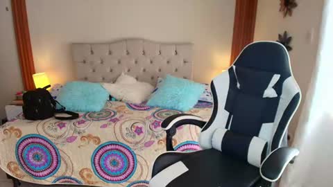 Snapshot of emiily_skinny chatting on June 23, 2026, 8:29 pm emiily_skinny online show from June 23, 2026, 8:29 pm