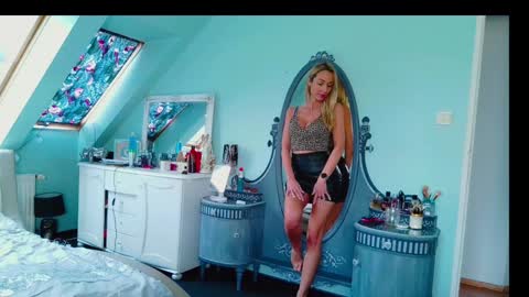 Snapshot of emilachat chatting on February 7, 2025, 1:01 pm Emila online show from February 7, 2025, 1:01 pm