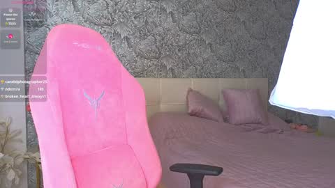 Snapshot of emilydancee chatting on December 20, 2024, 8:06 am emilydancee online show from December 20, 2024, 8:06 am