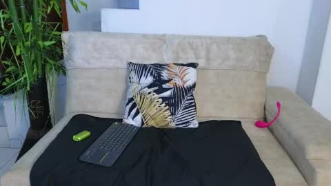 Snapshot of emma_blue_ chatting on May 10, 2026, 6:29 am Emma Blue modelo independiente online show from May 10, 2026, 6:29 am