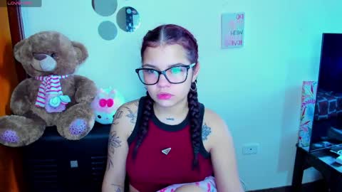Snapshot of emma_boo_ chatting on April 12, 2026, 4:23 pm emma_boo_ online show from April 12, 2026, 4:23 pm