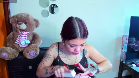 Snapshot of emma_boo_ chatting on May 11, 2026, 4:04 pm emma_boo_ online show from May 11, 2026, 4:04 pm