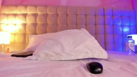 emma_jhoons online show from September 30, 2025, 4:12 pm