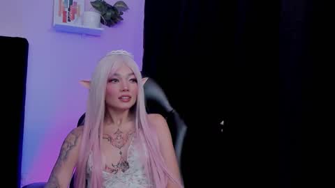 Snapshot of emmabridgerton chatting on October 9, 2025, 8:51 pm Emma online show from October 9, 2025, 8:51 pm