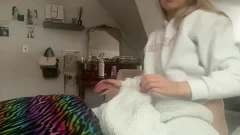 EmmaAngel online show from December 17, 2025, 4:13 pm