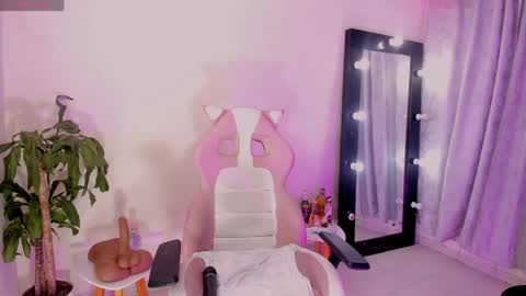 Emma Russell online show from April 21, 2026, 8:44 pm