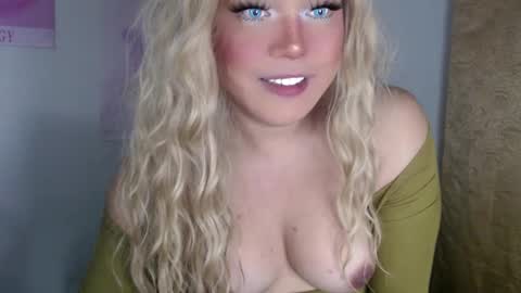 Snapshot of emmawatsoons chatting on March 12, 2025, 7:24 am YourDreamGirl Emma  online show from March 12, 2025, 7:24 am