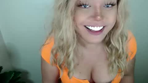 Snapshot of emmawatsoons chatting on September 13, 2025, 2:44 am YourDreamGirl Emma  online show from September 13, 2025, 2:44 am