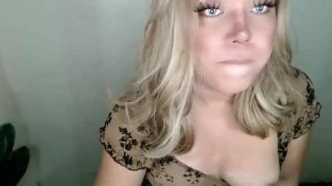 Snapshot of emmawatsoons chatting on September 15, 2025, 1:11 pm YourDreamGirl Emma  online show from September 15, 2025, 1:11 pm