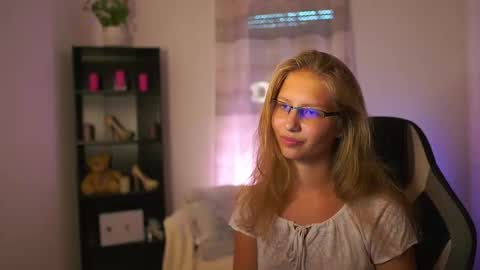 Emmie online show from September 26, 2025, 1:04 pm