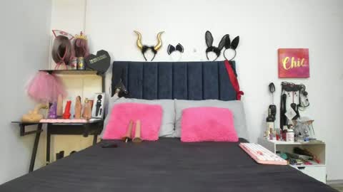          online show from April 11, 2026, 12:53 pm