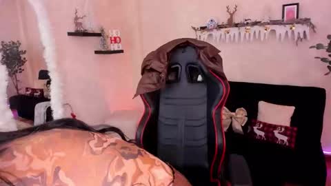 Emmy Evans  online show from November 15, 2025, 7:43 pm