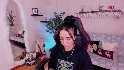 Emmy Evans  online show from November 23, 2025, 7:46 pm