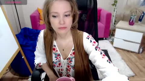 englishgirll online show from April 19, 2026, 3:33 pm