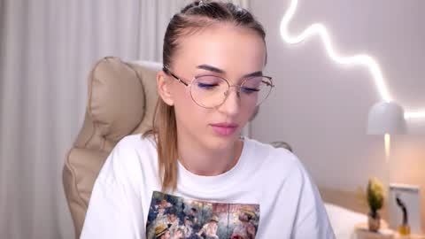 entya online show from November 14, 2025, 5:39 am