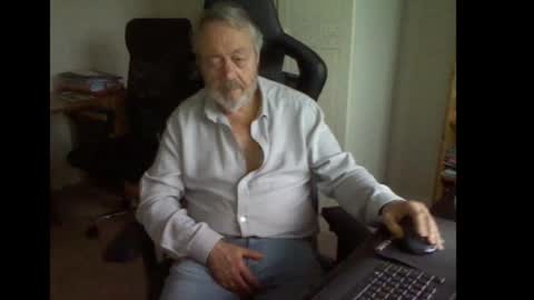 erasmus_d online show from October 14, 2025, 4:30 pm