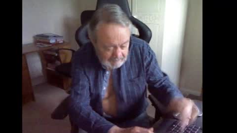 erasmus_d online show from October 21, 2025, 4:41 pm