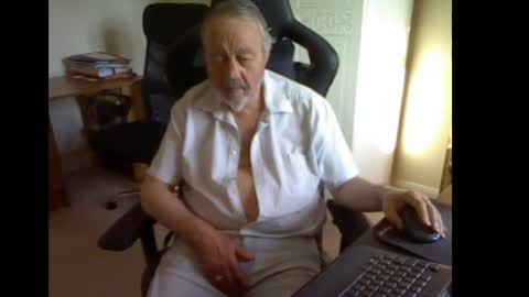 Snapshot of erasmus_d chatting on May 9, 2026, 5:18 pm erasmus_d online show from May 9, 2026, 5:18 pm