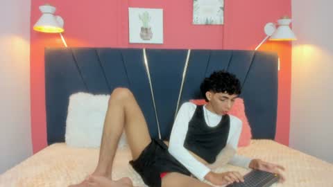 ero_boy40 online show from June 12, 2026, 4:22 am