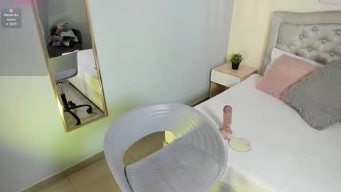 Escarlet online show from February 2, 2026, 2:27 pm