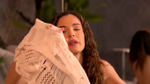 Snapshot of esmeainsley chatting on March 5, 2025, 2:36 am Raluca online show from March 5, 2025, 2:36 am