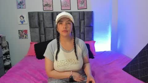 Snapshot of esmeraldaa_sc chatting on June 18, 2026, 11:42 pm Perla online show from June 18, 2026, 11:42 pm
