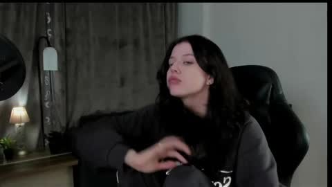 Snapshot of este_ria chatting on December 8, 2024, 12:29 am esteria online show from December 8, 2024, 12:29 am