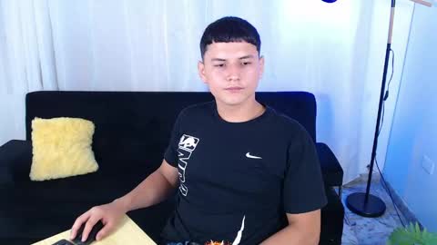 estebancum18 online show from May 29, 2026, 2:37 pm