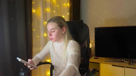 Ester online show from December 20, 2025, 6:15 pm